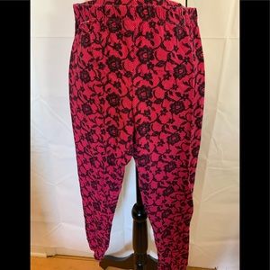 Xhilaration Capri leggings. Girls XL 14/16. Pink and black